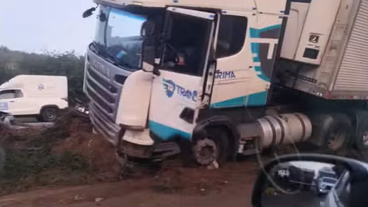 Acidente entre caminhão e carreta causa congestionamento de 9 km na BR-324 em Feira de Santana