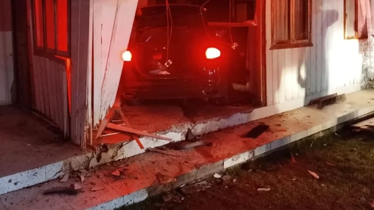 Motorista foge da PM e invade residência com carro em Ituporanga