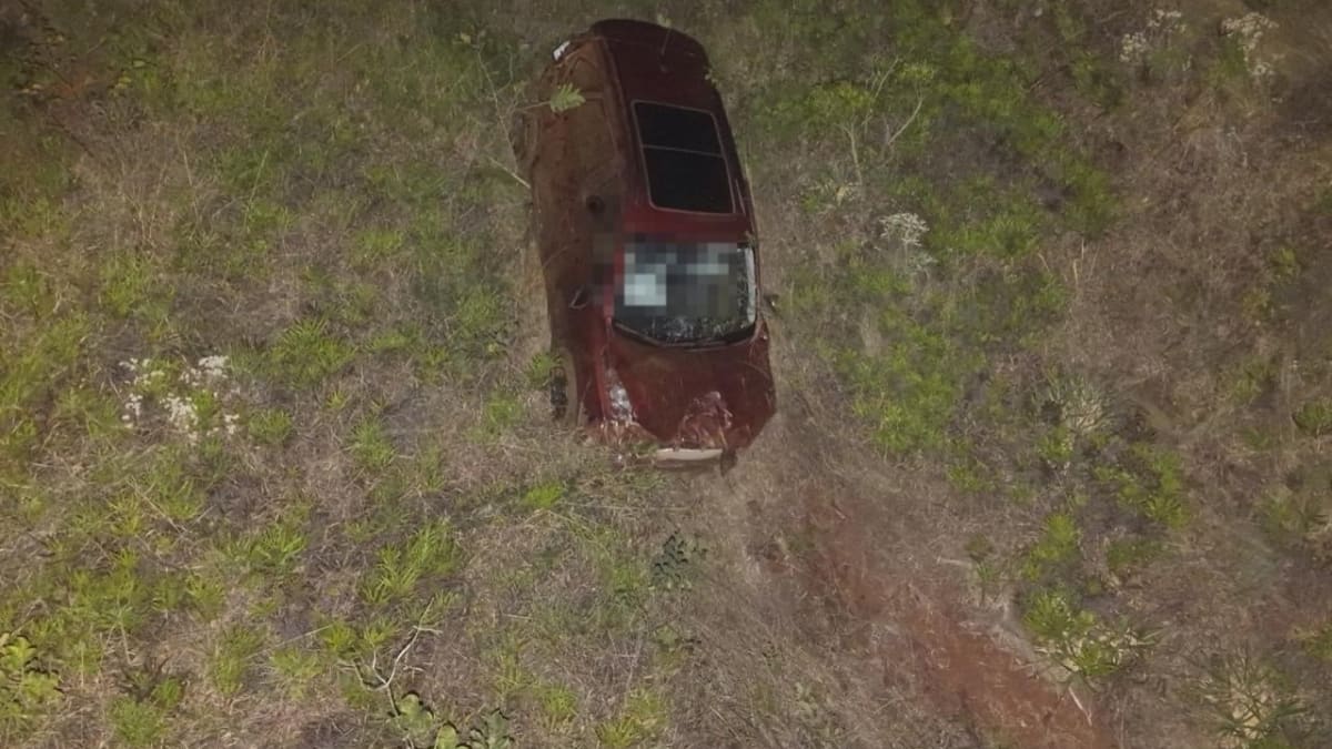 Mulher morre após carro cair em ribanceira na Serra da Rola-Moça, em Brumadinho