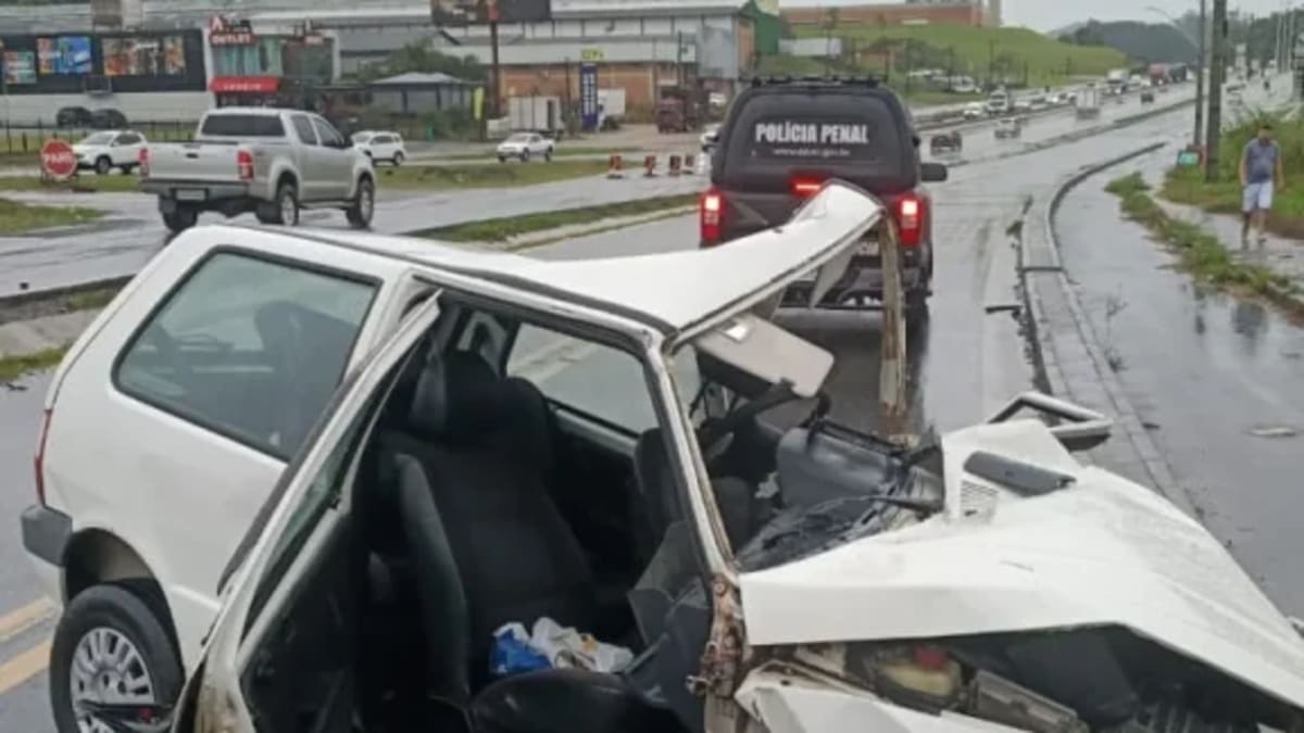Colisão frontal na BR-470 deixa motorista preso às ferragens em Indaial