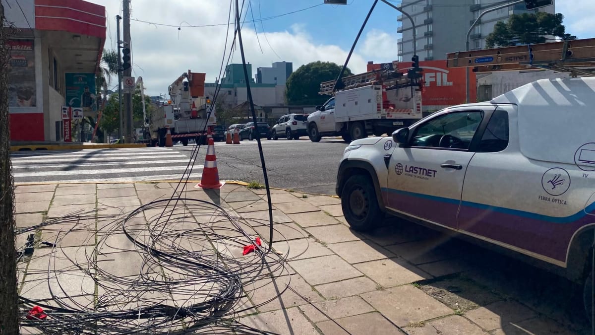 Cabos danificados bloqueiam Rua da República e deixam semáforo inoperante em Bento Gonçalves
