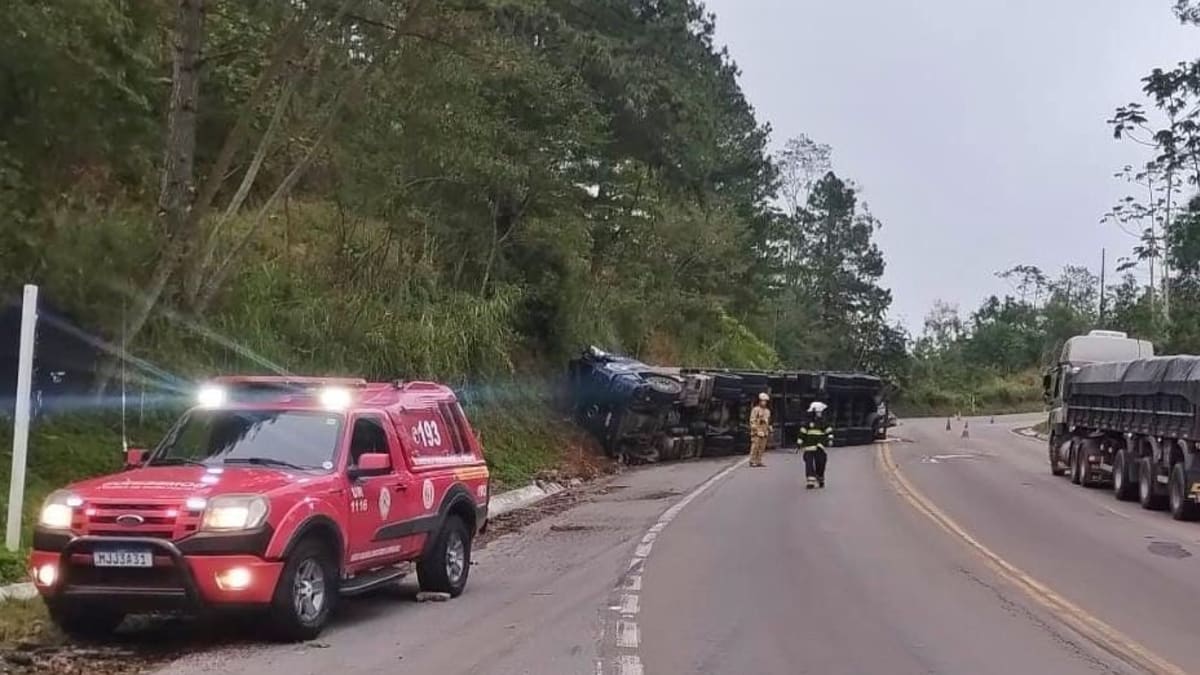 Carreta carregada com tábuas tomba na Serra de Corupá em SC