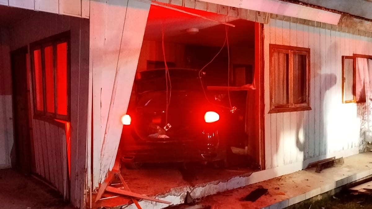Carro invade casa em Ituporanga durante fuga da Polícia Militar