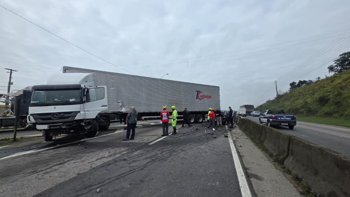 Acidente com carreta bloqueia totalmente a BR-101 em Santa Catarina