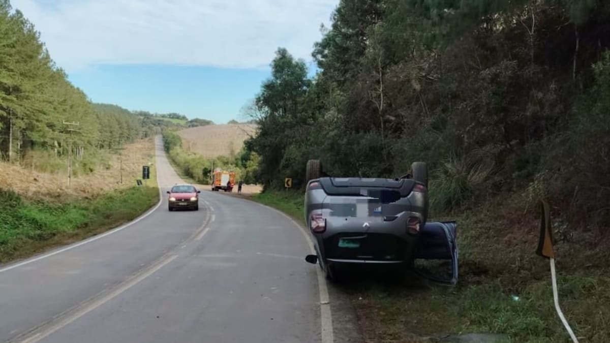 Carro capota na SC-452 em Fraiburgo e ocupantes escapam ilesos