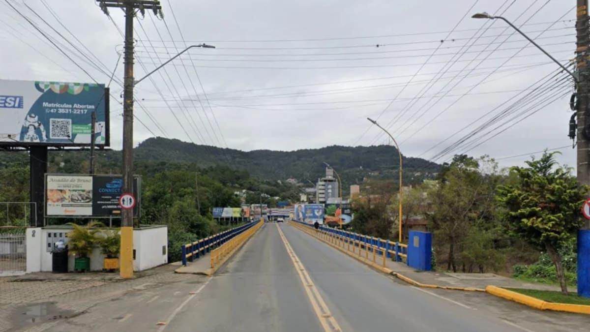 Manutenção na iluminação da ponte da avenida Ivo Silveira em Rio do Sul altera trânsito