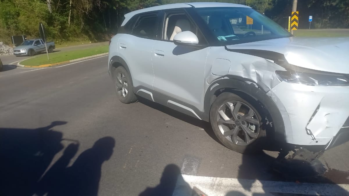 Colisão entre caminhonete e Corolla ocorre em trevo entre Caxias do Sul e Flores da Cunha