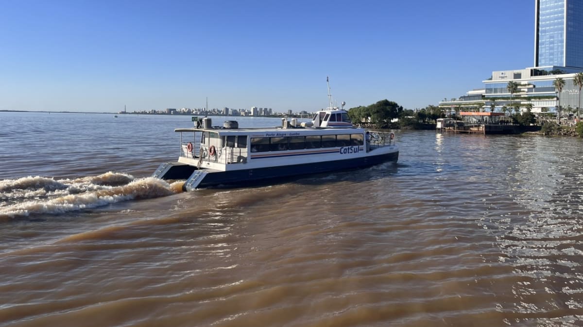 Travessia de catamarã entre Porto Alegre e Guaíba tem horários reduzidos devido a detritos no rio