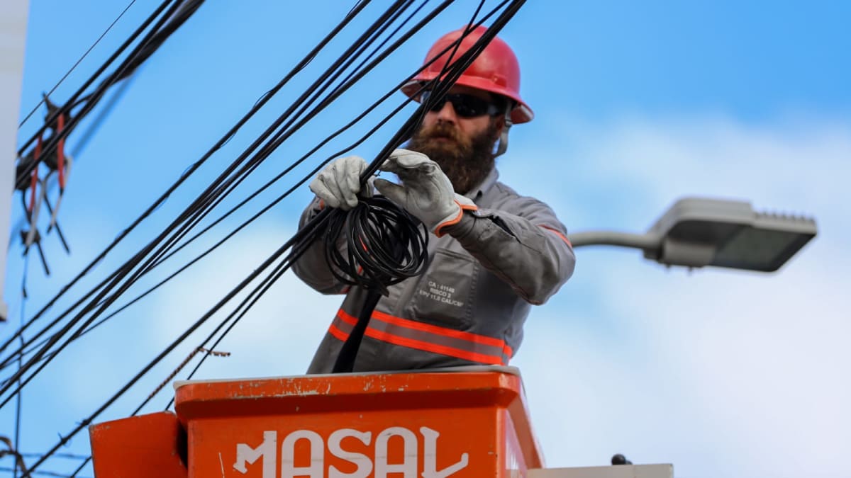 Criciúma realiza Operação Limpa Fios na Rua Anita Garibaldi nesta sexta