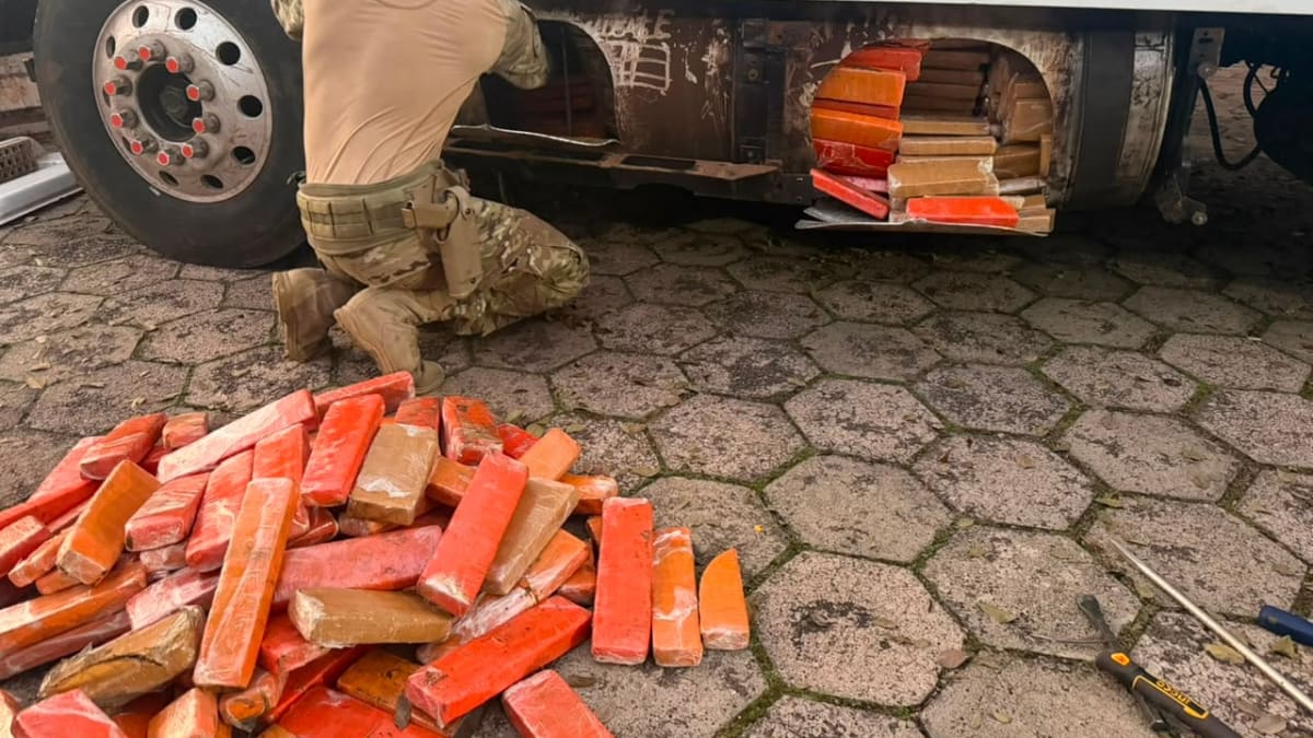 Maconha é encontrada em compartimentos ocultos no tanque de carreta em Chapecó
