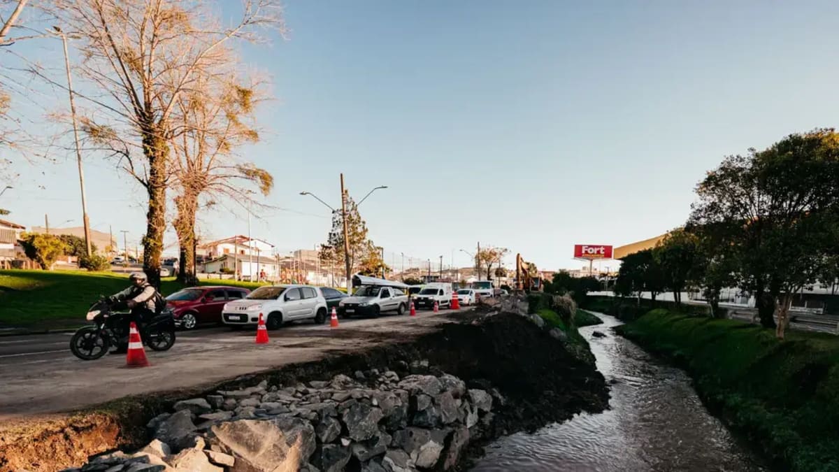 Prefeitura de Lages intensifica contenção de erosão nas margens do rio Carahá na avenida Belisário Ramos