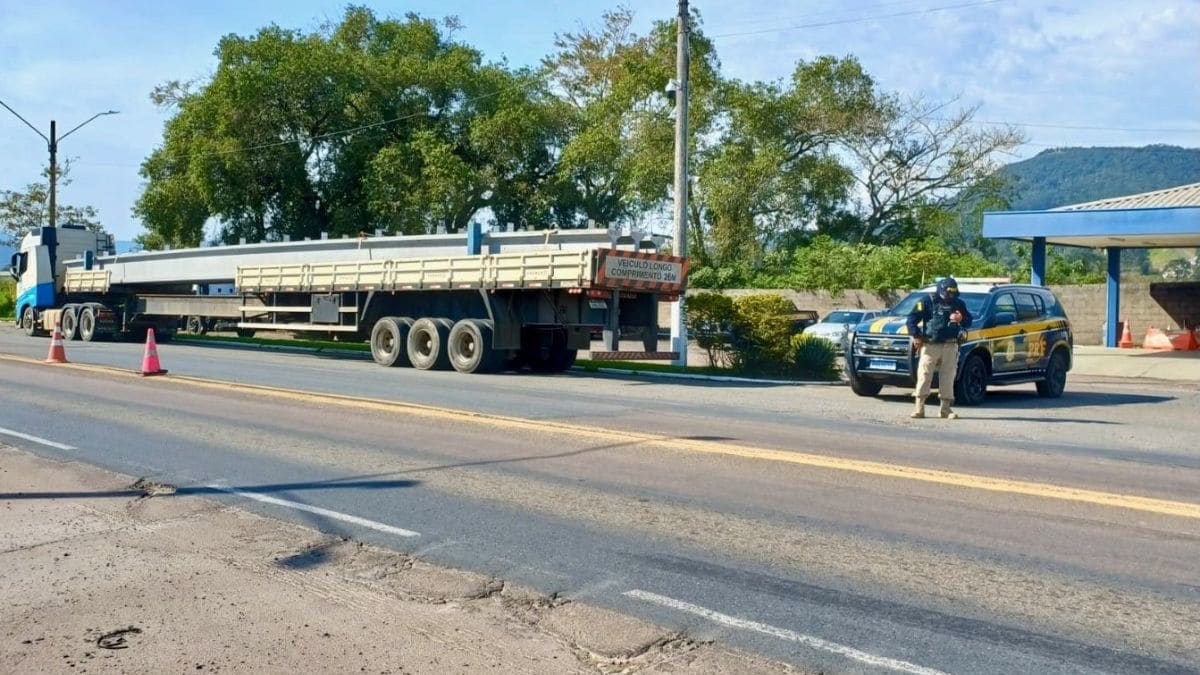 Operação fiscaliza excesso de peso e circulação irregular de carretas na BR-470 em Rio do Sul