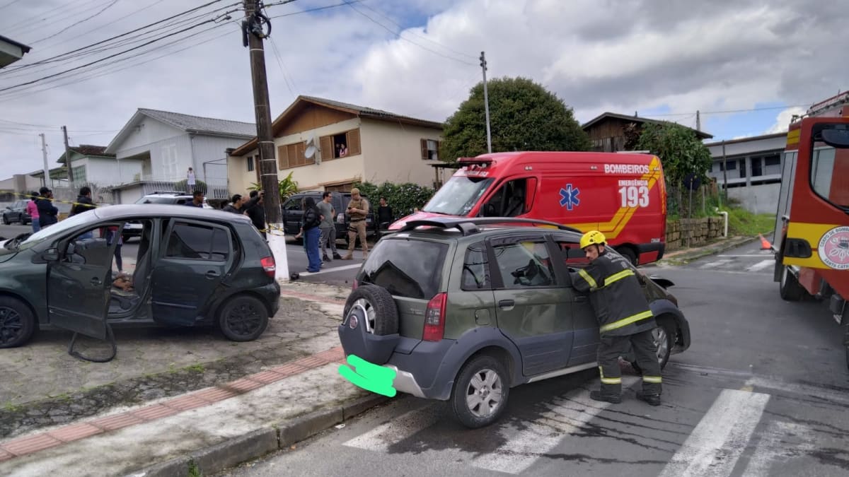 Colisão entre carros deixa duas pessoas feridas em Criciúma