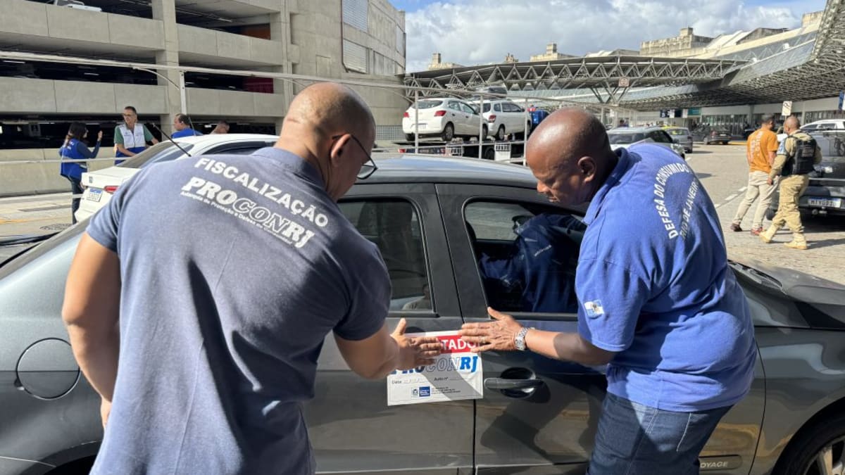 Operação no Galeão interdita 16 veículos por transporte irregular de passageiros