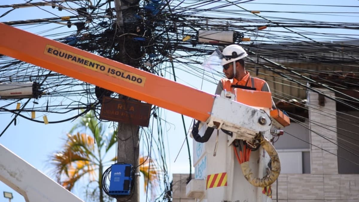 Vendaval deixa milhares sem luz no Rio e energia começa a ser restabelecida