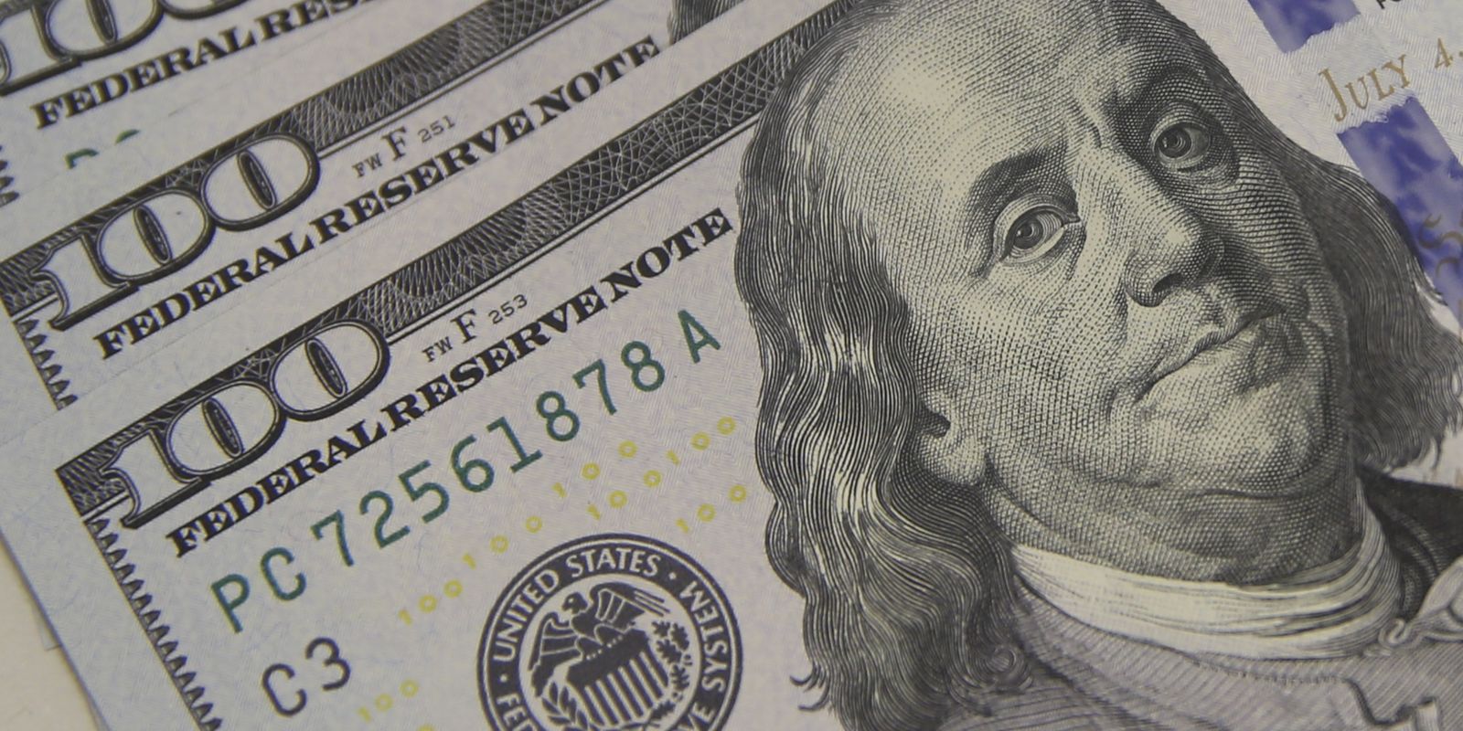 Dólar cai ao menor valor em quase dois meses