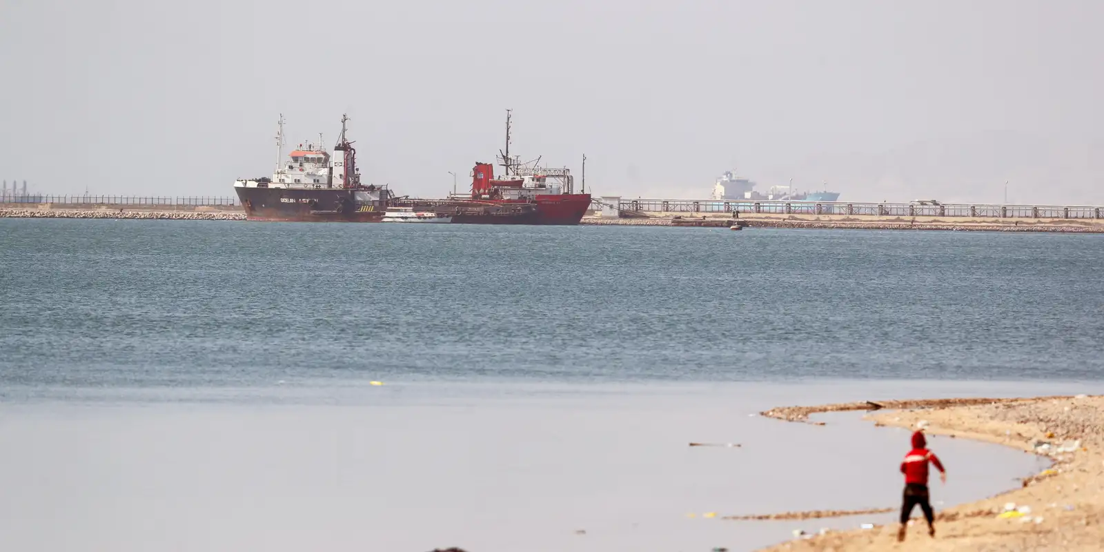 Explosões próximas ao Canal de Suez elevam tensão no Oriente Médio