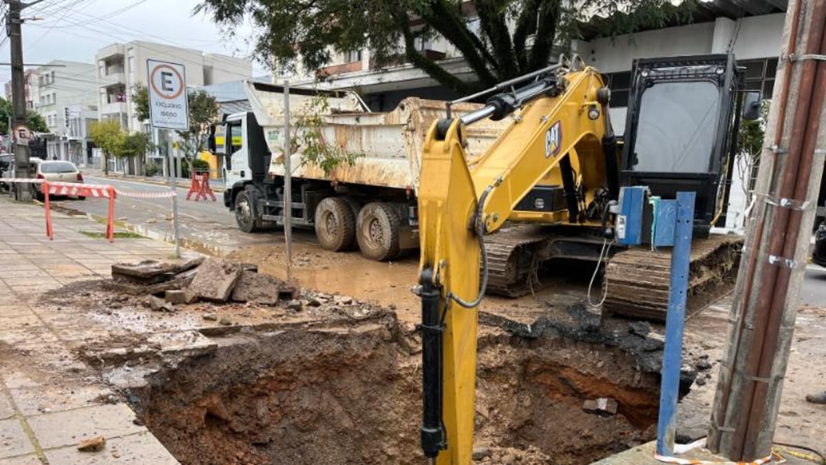 Obra emergencial na rede de drenagem provoca bloqueio entre Rua Angelina Michielon e BR-116 em Caxias do Sul