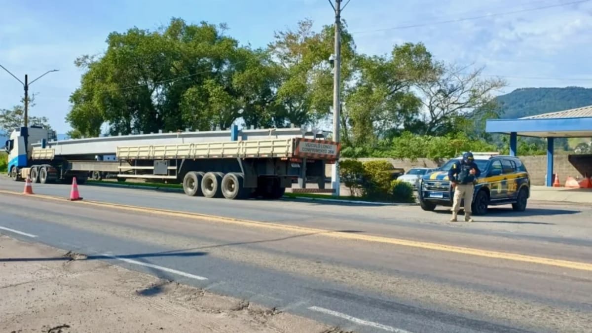 PRF fiscaliza excesso de peso e trânsito noturno ilegal na BR-470 em Santa Catarina