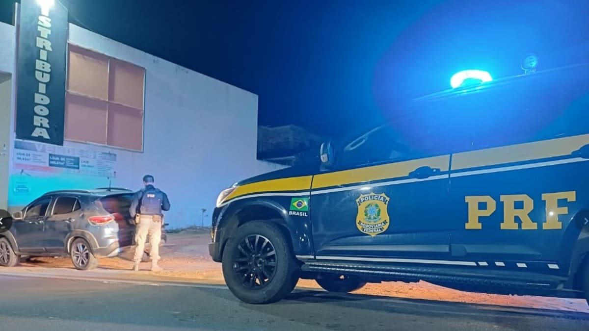 PRF recupera carro clonado com registro de roubo e prende motorista sem CNH em Anchieta
