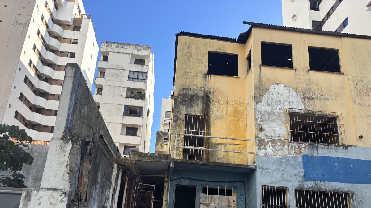 Abandono de imóveis no Itaigara gera insegurança e degradação em bairro nobre de Salvador