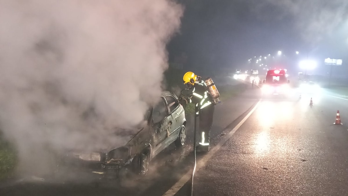 Carro é destruído por incêndio na Via Rápida em Içara