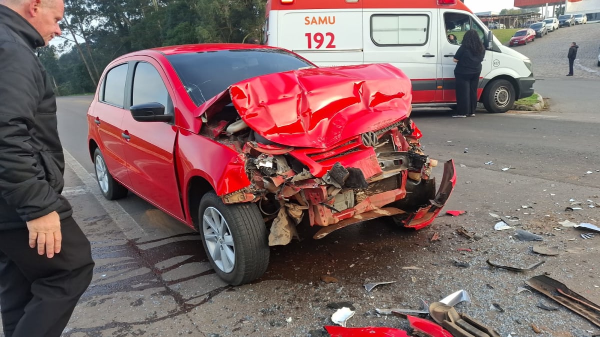 Acidente entre carro e ônibus deixa jovem ferida na rodovia entre Caxias do Sul e o Litoral