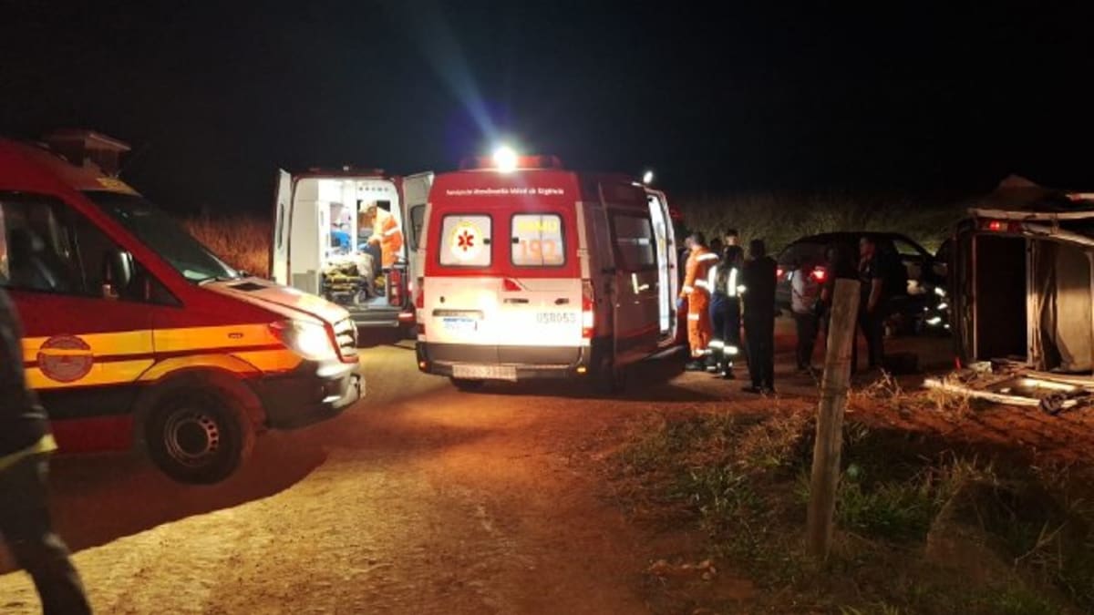 Micro-ônibus com equipe de futebol cai em ribanceira na zona rural de Formiga e deixa cinco feridos
