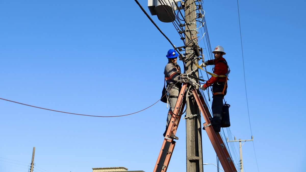 Prefeitura de Criciúma realiza 10ª edição da Operação Limpa Fios na Rua Anita Garibaldi