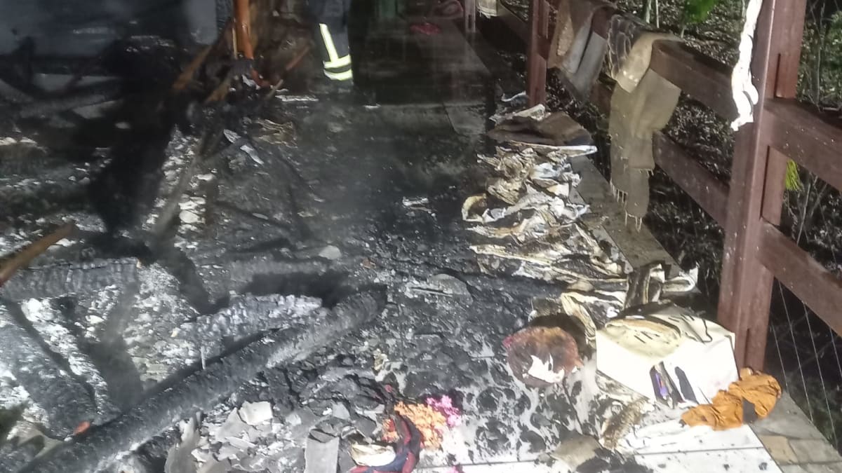 Incêndio destrói casa em Criciúma e mobiliza bombeiros