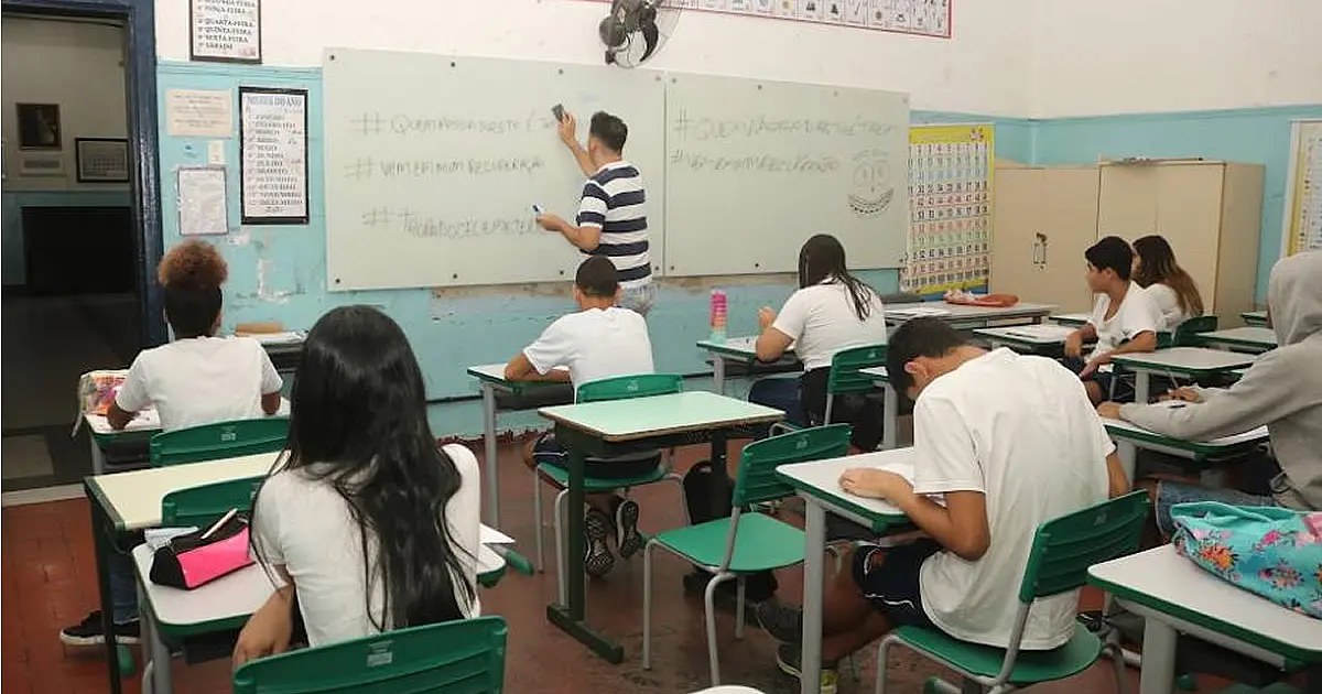 Matrícula para estudantes da rede municipal de Santos exige comparecimento dos pais nas unidades escolares