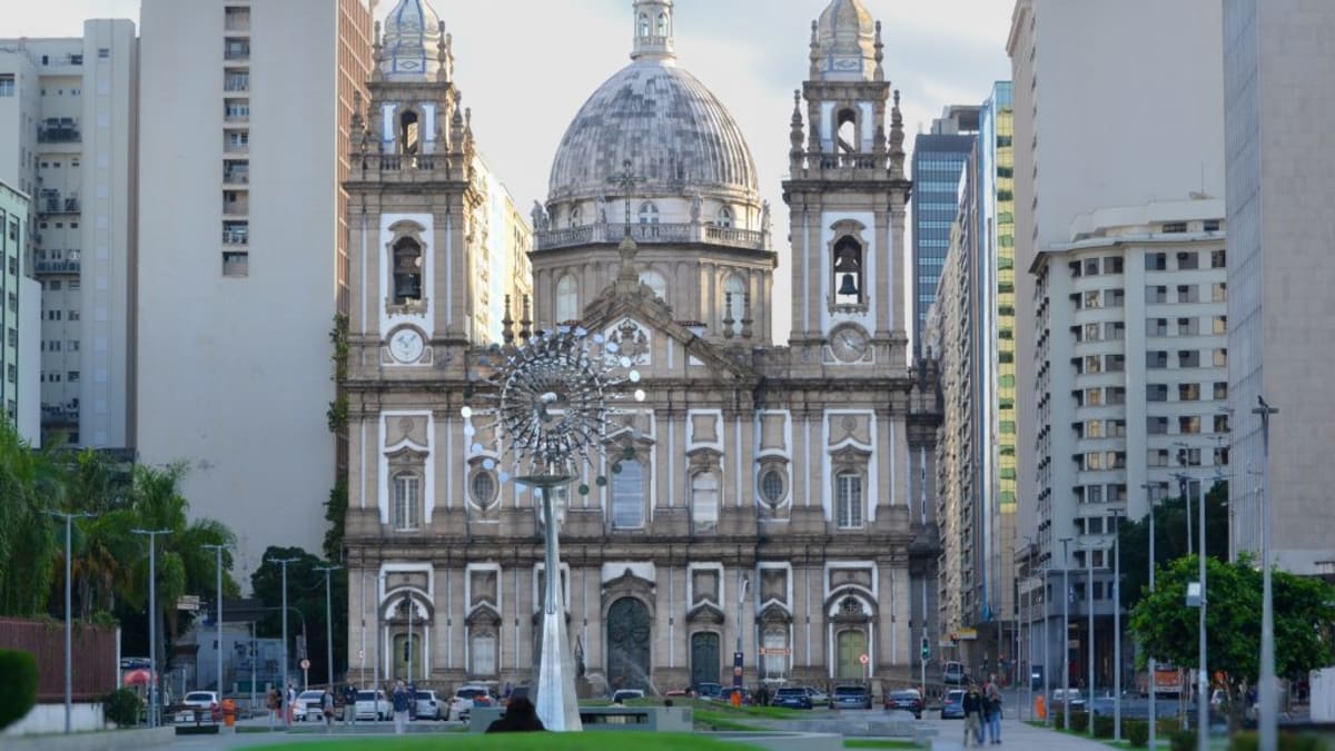 Restauro dos vitrais da Igreja da Candelária avança e seminário internacional discute conservação