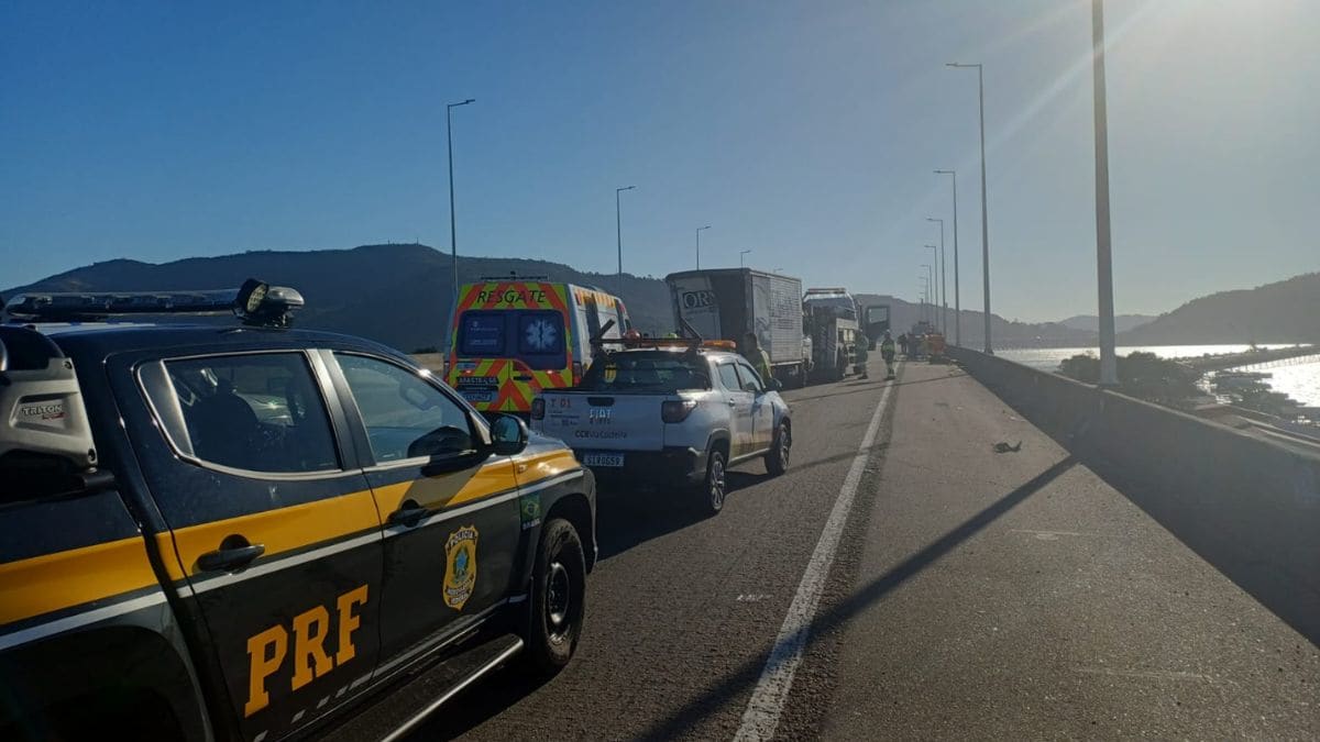 Engavetamento com veículo de grande porte bloqueia sentido Sul da BR-101 em Santa Catarina