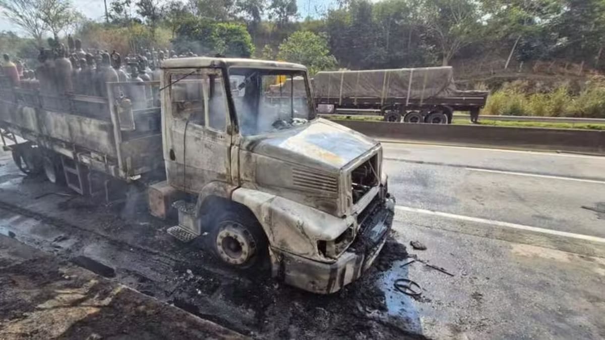 Caminhão com gás acetileno pega fogo e interdita Rodovia Presidente Dutra em Paracambi