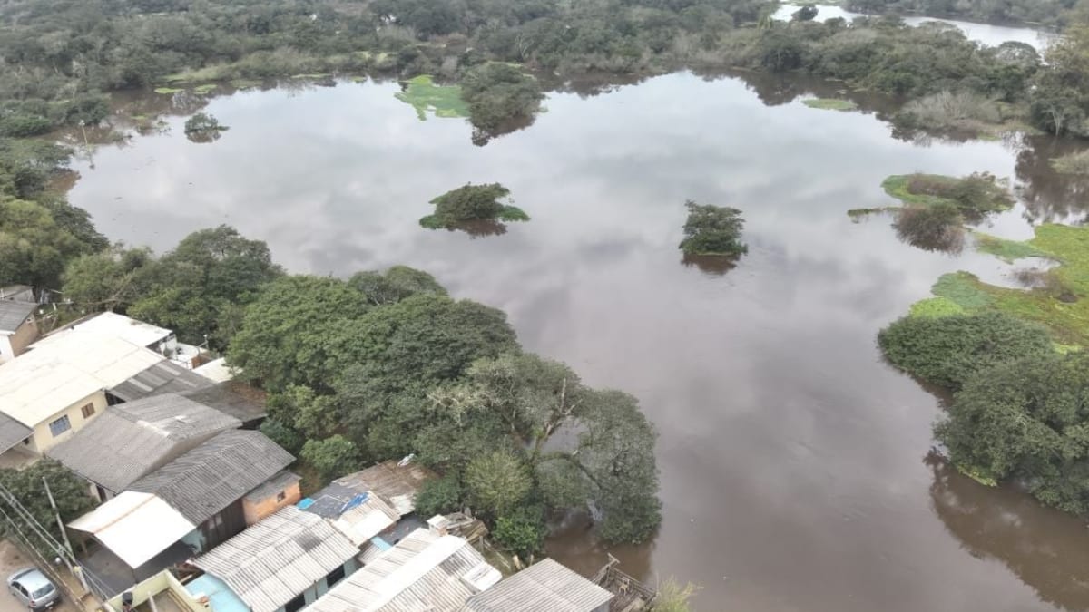 Cheias mantêm rios em níveis elevados e causam alagamentos em Porto Alegre e região