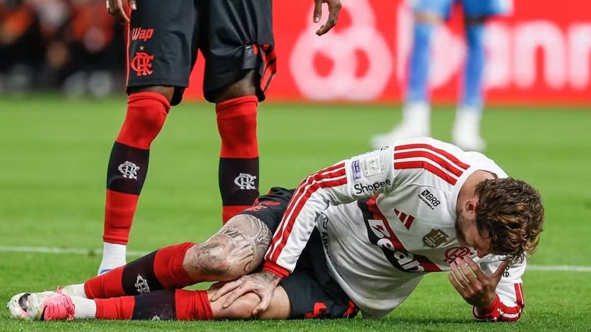 Léo Pereira é substituído por dores no joelho e desfalca treino do Flamengo