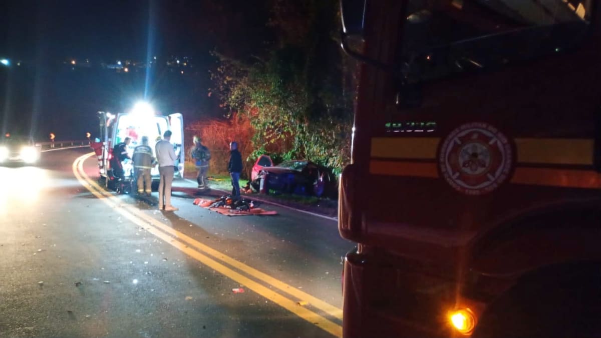 Motorista fica ferido em colisão entre carro e caminhão na BR-470 em Bento Gonçalves