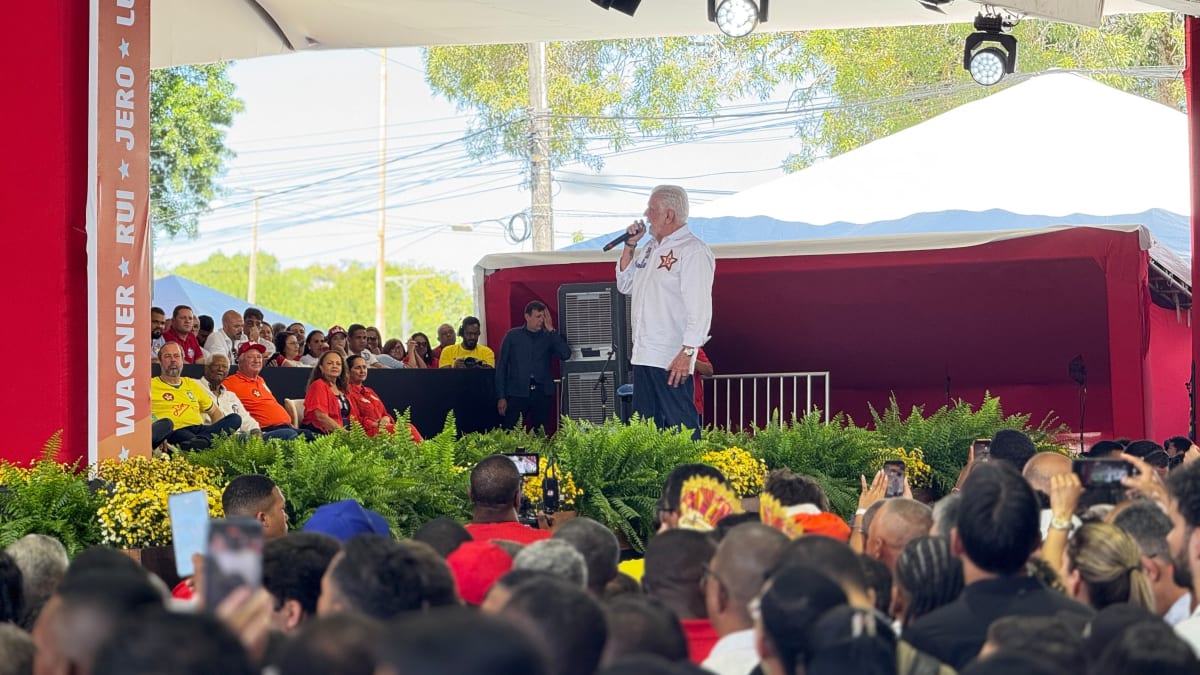 Jaques Wagner destaca importância da eleição nacional e critica Flávio Bolsonaro em encontro na Bahia