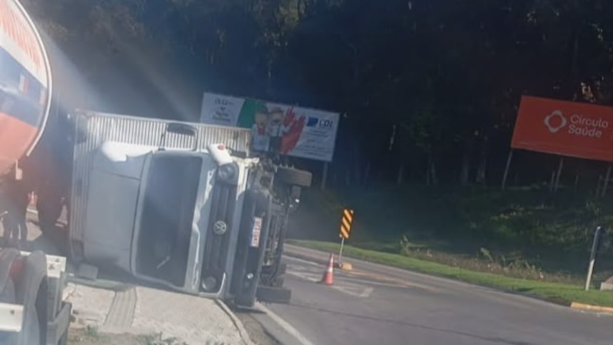 Motorista fica ferido após colisão entre carro e caminhão na BR-470 em Bento Gonçalves