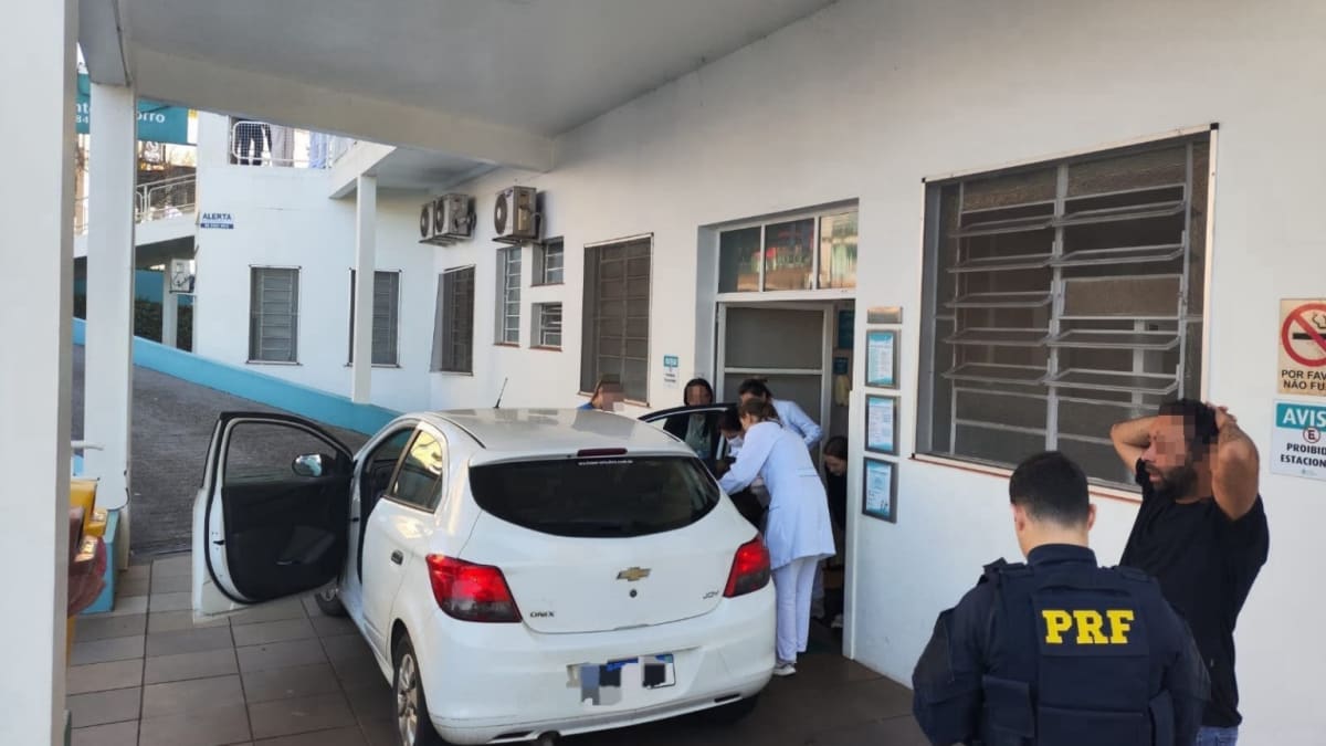 PRF realiza escolta de carro com parto em andamento até hospital em Erechim