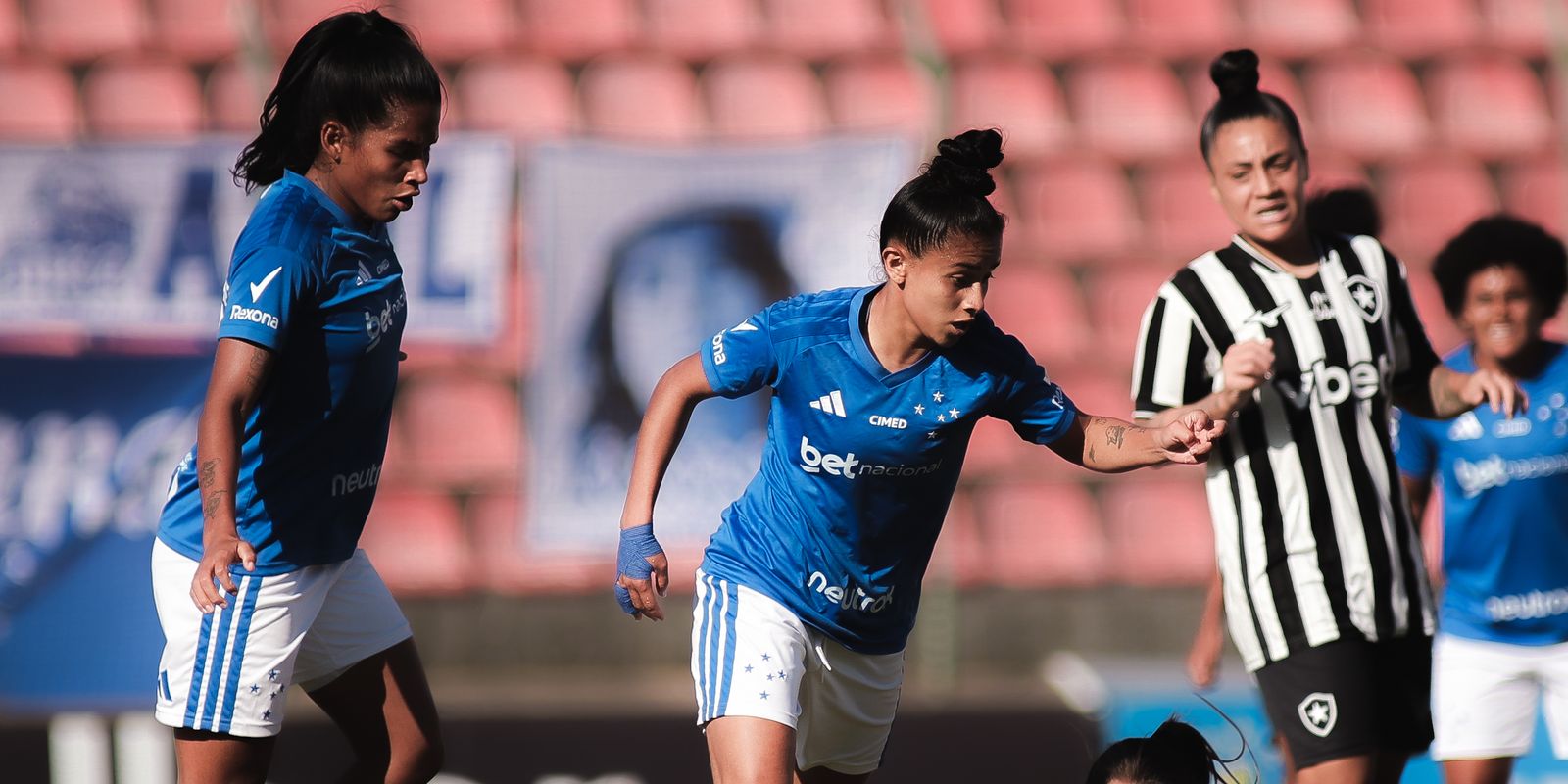 Cruzeiro goleia Botafogo com hat-trick de Marília