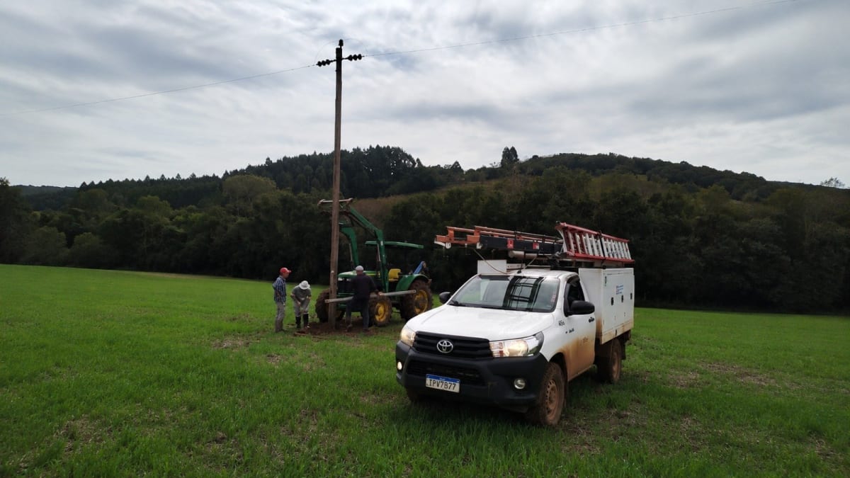 Celesc mobiliza força-tarefa para restabelecer energia após temporais em SC