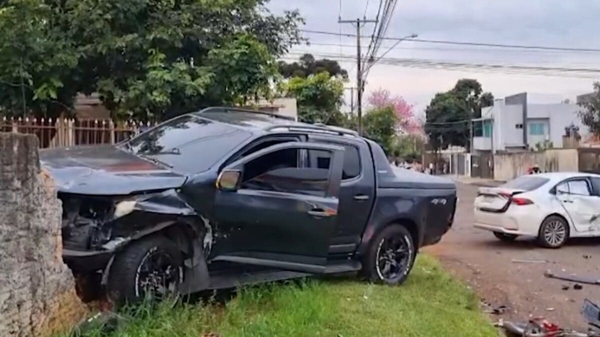 Colisão entre caminhonete e carro mobiliza equipes de resgate em Cascavel