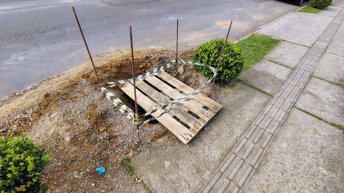 Buraco de três metros em Bento Gonçalves preocupa moradores e oferece risco na via