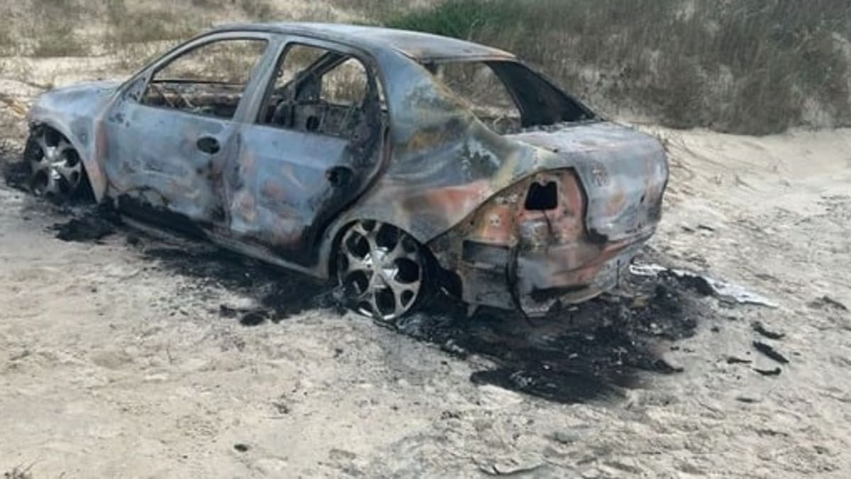 Polícia Civil investiga incêndio com corpo encontrado em carro na praia