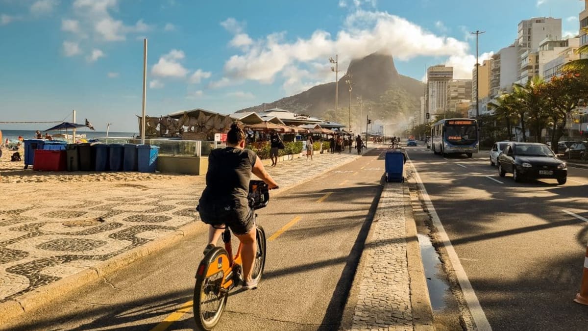 Lei autoriza instalação de novas placas em ciclovias da orla fluminense para orientar ciclistas e pedestres