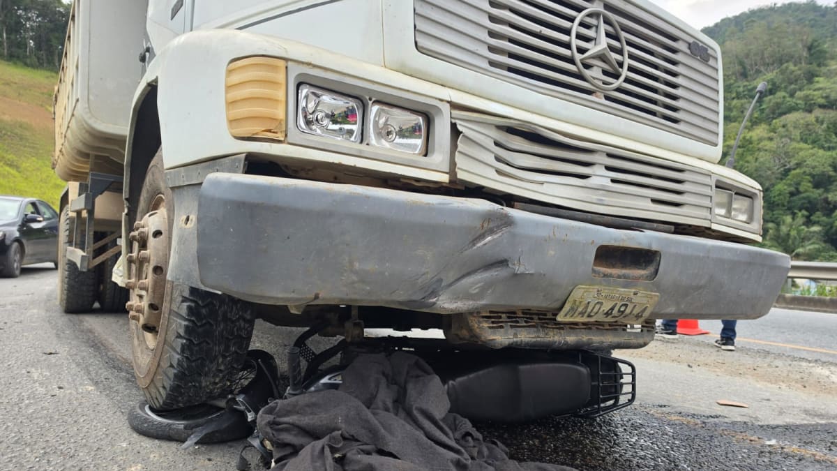 Colisão frontal entre caminhão e moto fere duas pessoas na SC-108 em Guaramirim