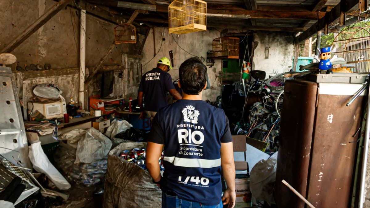 Ferro-velho clandestino é interditado no Cachambi com apreensão de armas brancas