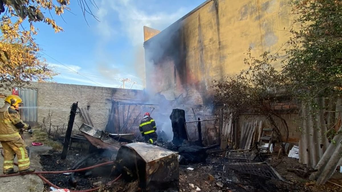 Incêndio destrói residência e causa danos em imóvel vizinho no bairro Floramar, em Belo Horizonte