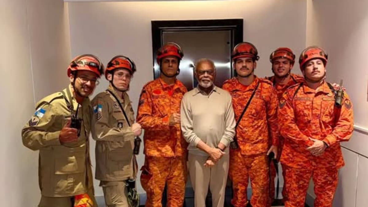 Bombeiros resgatam Gilberto Gil preso em elevador na Avenida Atlântica